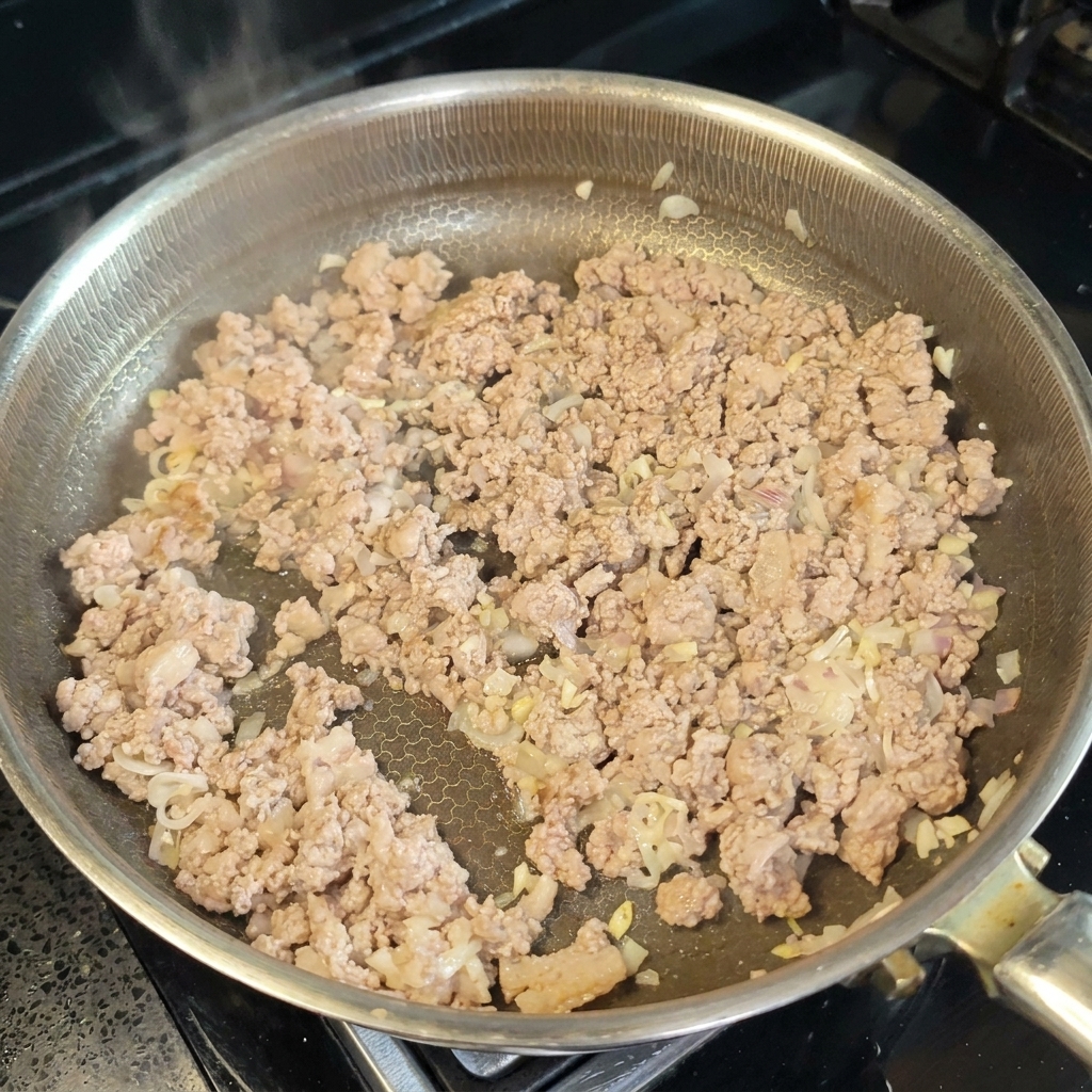 ひき肉に料理酒と味噌を加えている様子。