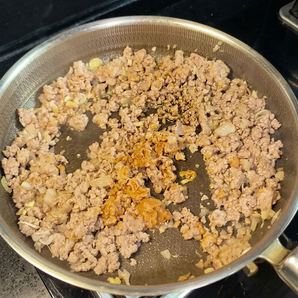 豆乳と醤油を加えてクリーミーなソースを作っている様子。