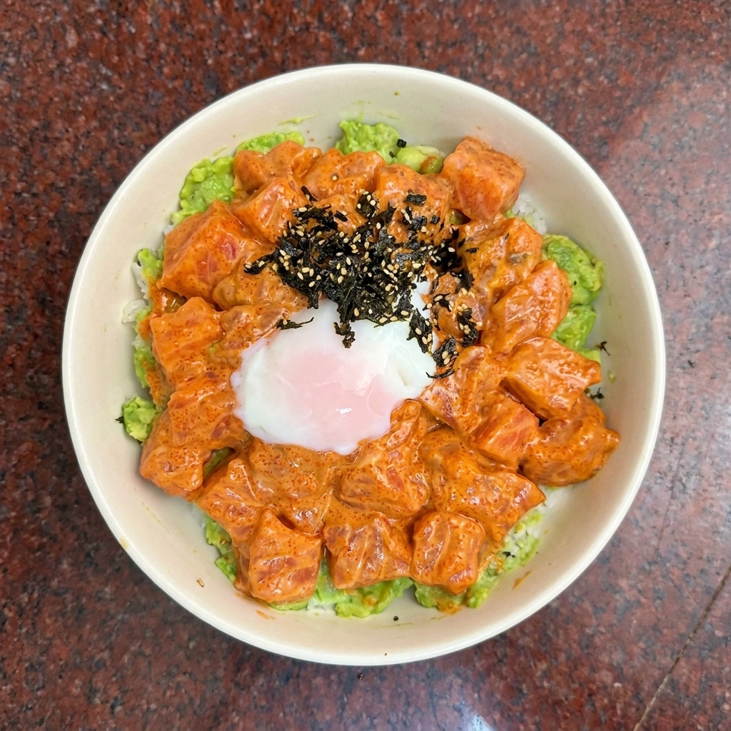 温泉卵と刻み海苔がトッピングされたサーモンポケ丼を上から撮影した様子。