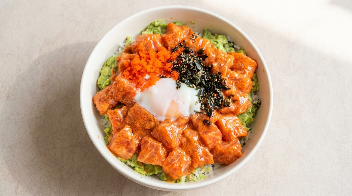 ピリ辛サーモンとアボカドの温泉卵のせ丼