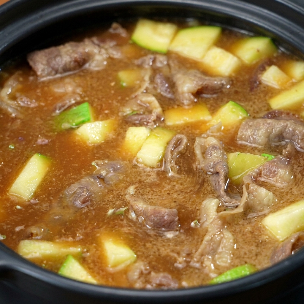味噌がスープに溶け込み、透明な水から、牛肉やズッキーニが浮いた濃い茶色の濁ったスープへと変化していく様子。