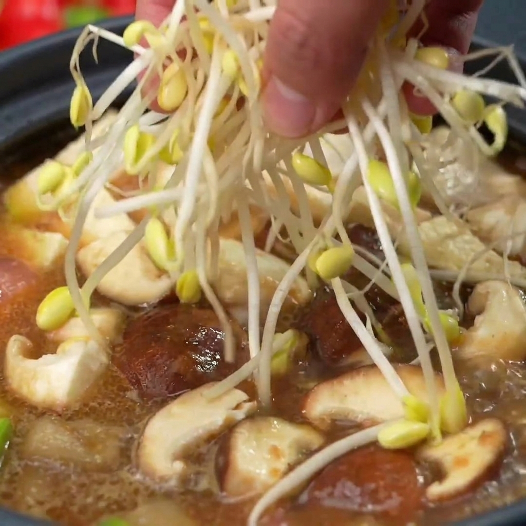 キノコなどの具材の上に、新鮮でシャキシャキとした豆もやしをたっぷりと乗せている様子。
