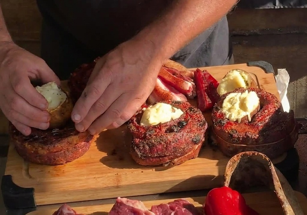 焼き上がった円形のリブカップの空洞になった中心へ、丸ごとローストしたジャガイモを両手で慎重に入れている様子。