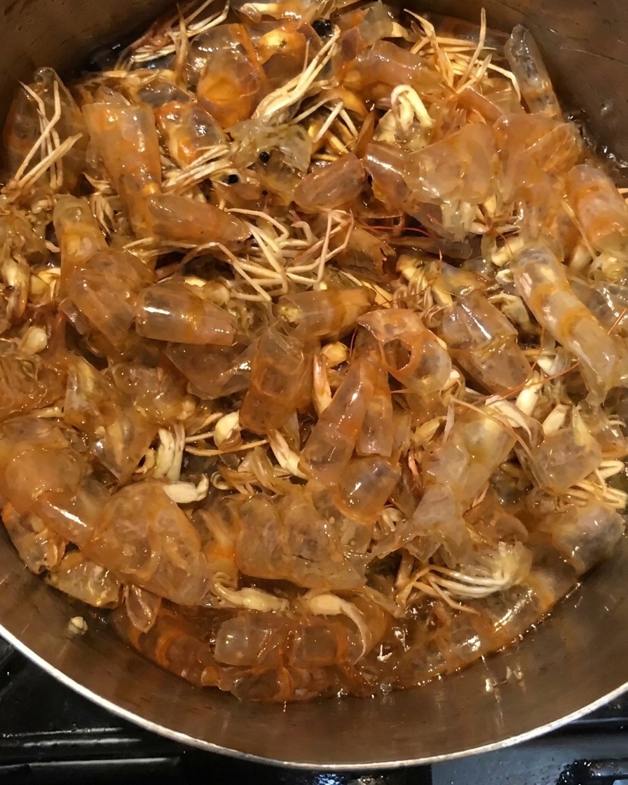 鍋の中でタレの調味料とともに煮込まれる海老の殻。