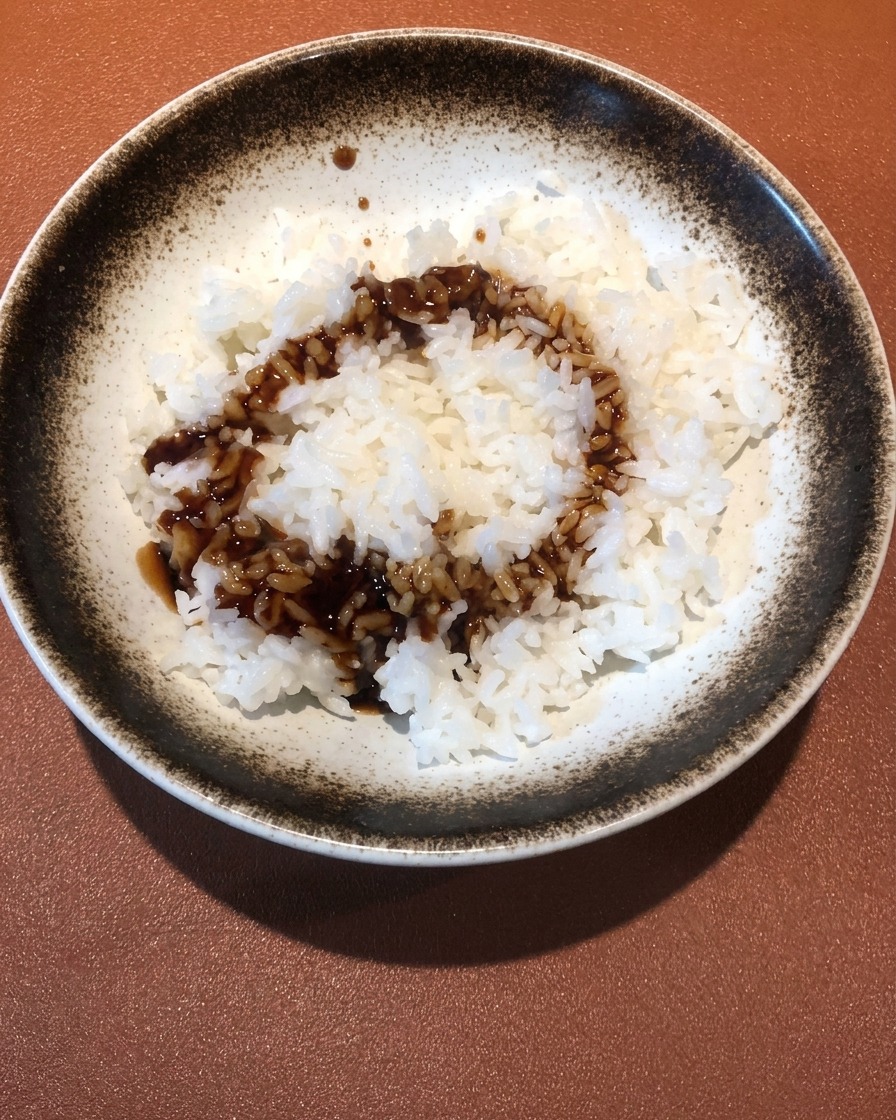 白ご飯にタレをかけている様子。