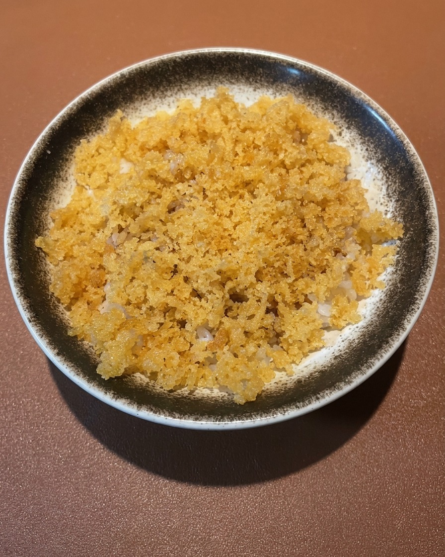ご飯の上に海老と野菜の天ぷらが綺麗に盛り付けられた完成品。