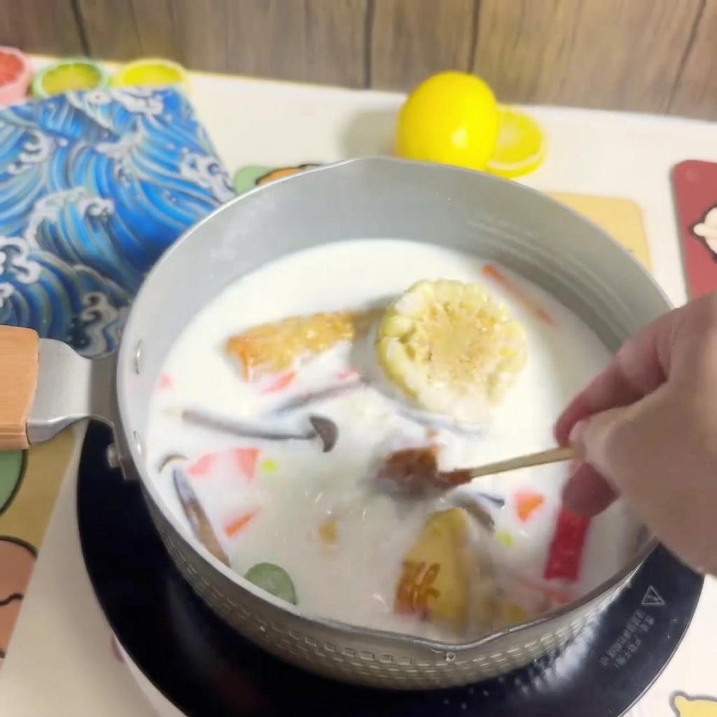 沸騰したスープにラーメンの麺が入れられている様子