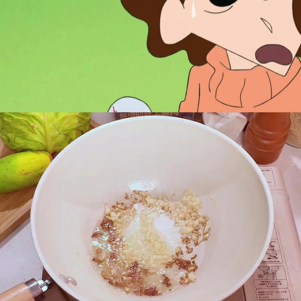 ニンニクと味噌を炒め合わせる様子。