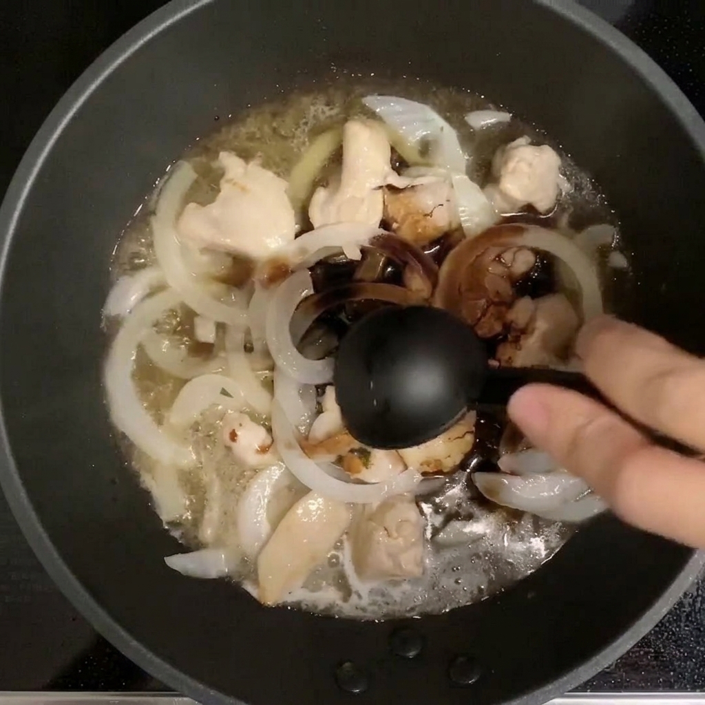 フライパンにだしと調味料を加えている様子。
