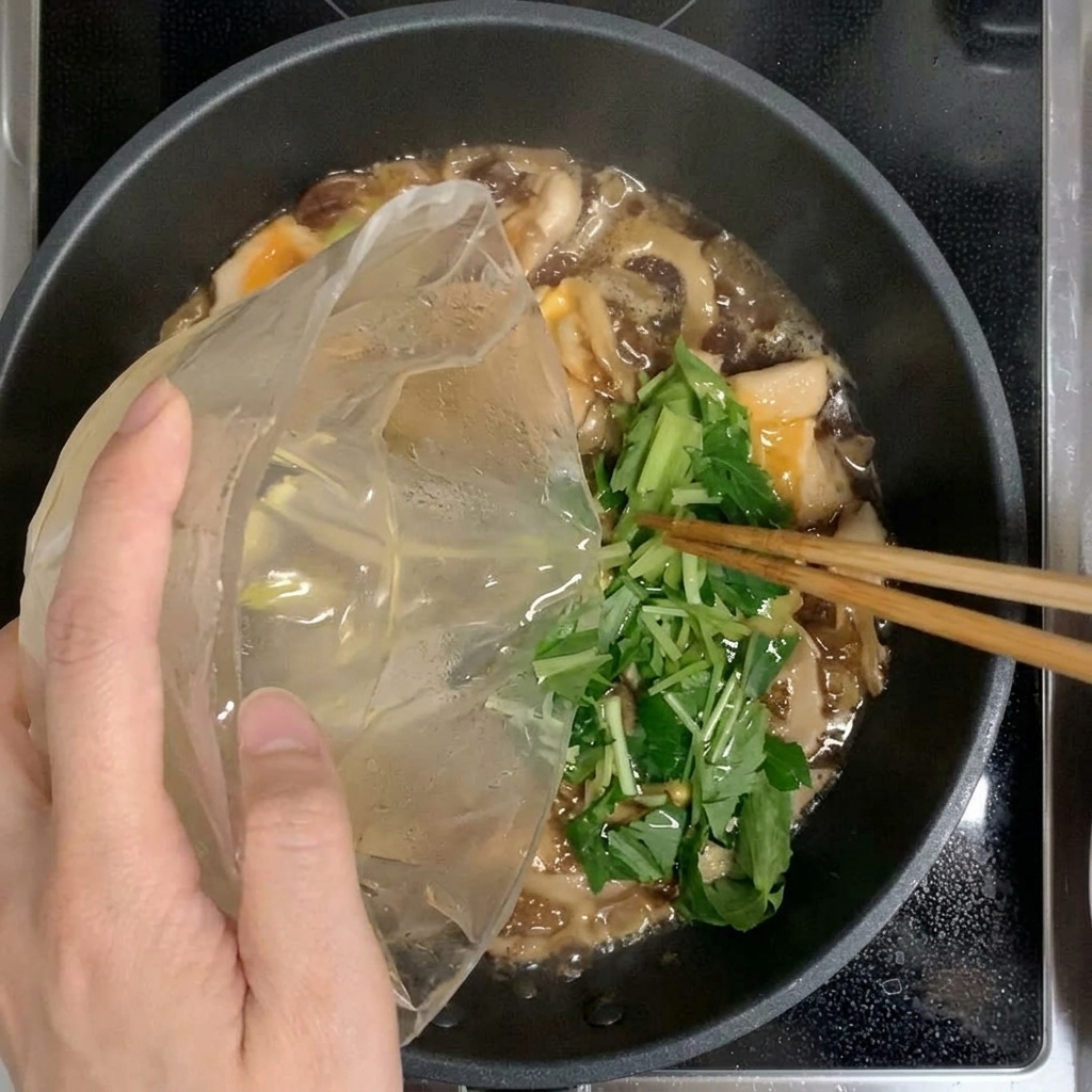 仕上げに残り半分の卵を回し入れている様子。