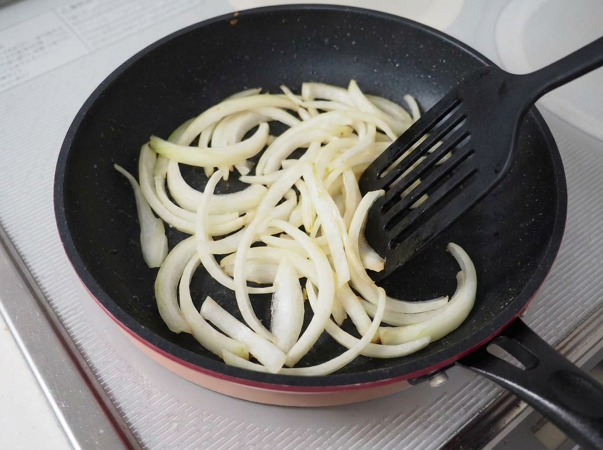 同じフライパンで玉ねぎを炒めている様子