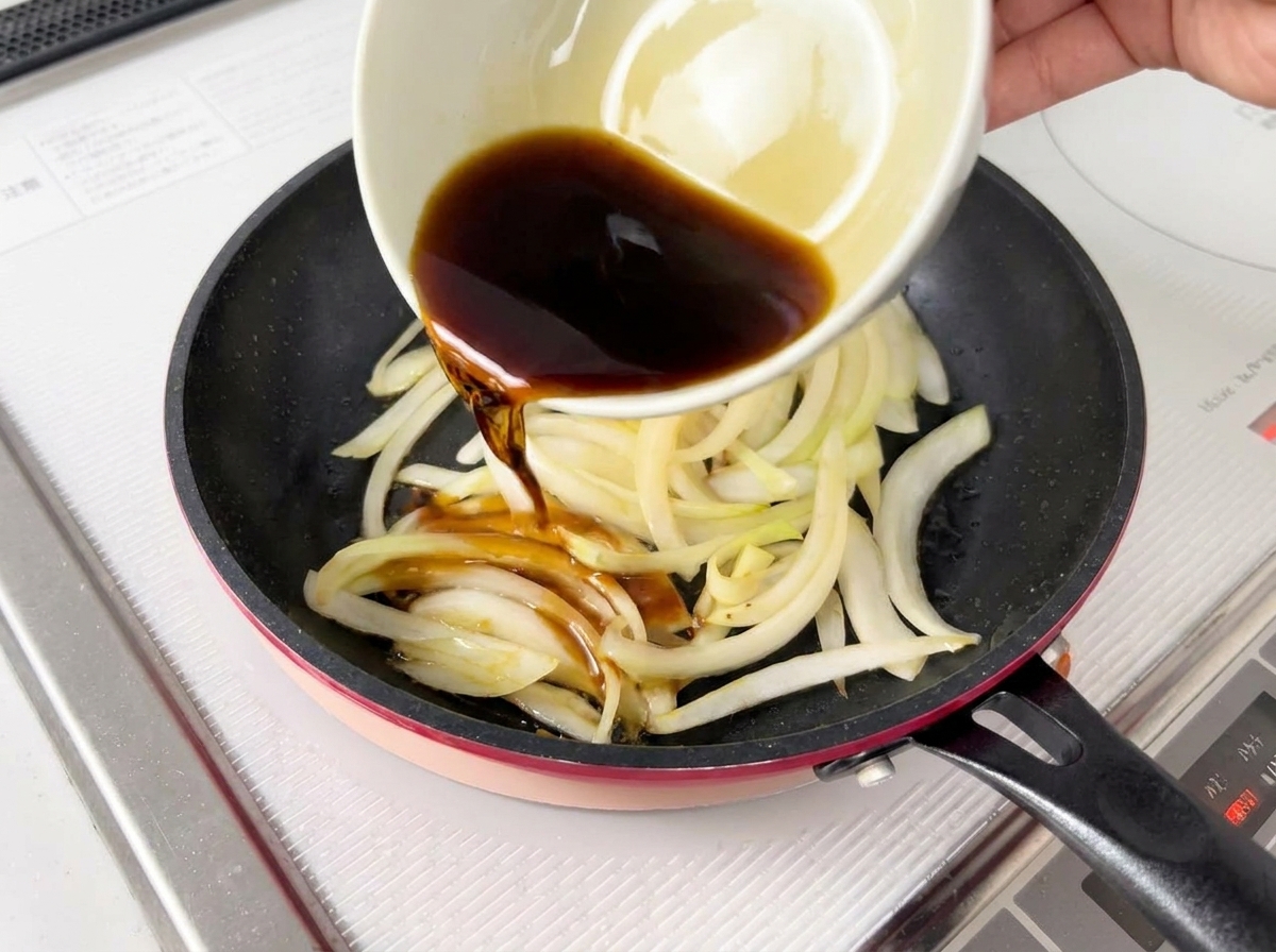 玉ねぎに合わせ調味料を注いでいる様子
