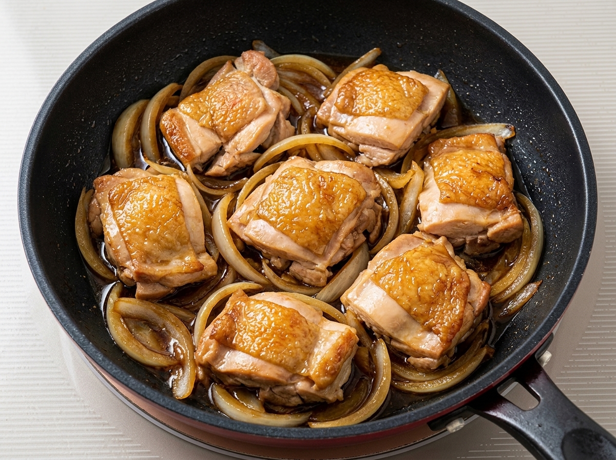 フライパンに鶏肉を戻し入れて煮ている様子