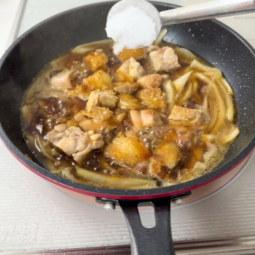 砂糖を加えて味を整えている様子
