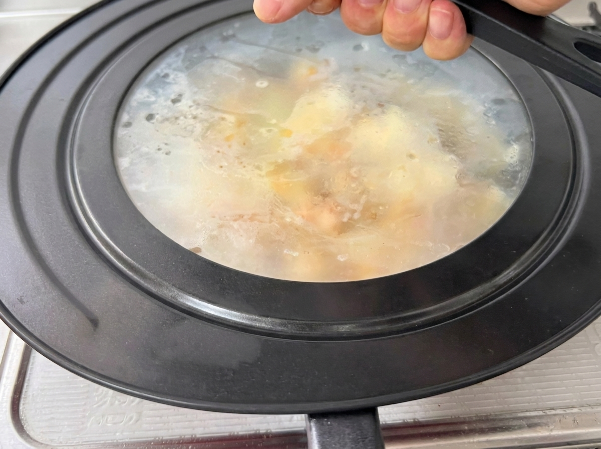 蓋をして蒸らしている様子