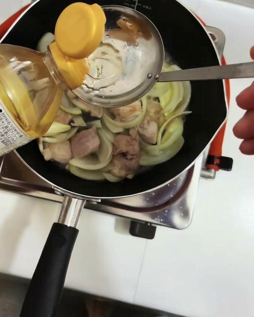 フライパンにみりんを加える様子