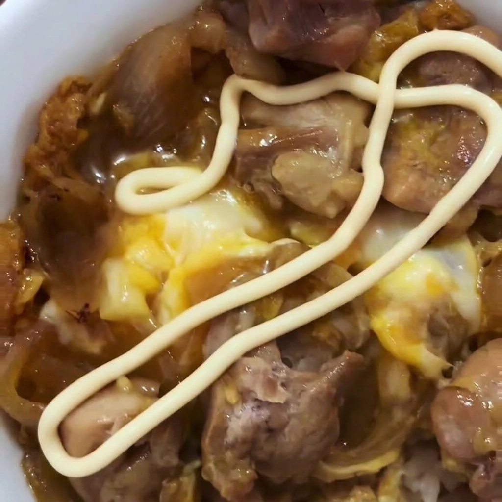 フライパンに溶き卵を回し入れる様子