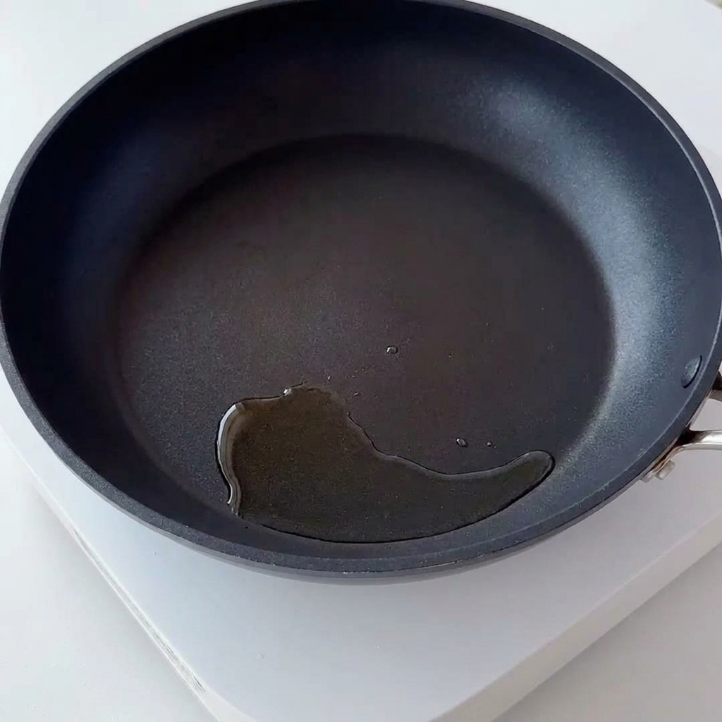 熱したフライパンで、卵でコーティングされたご飯を炒めている様子。