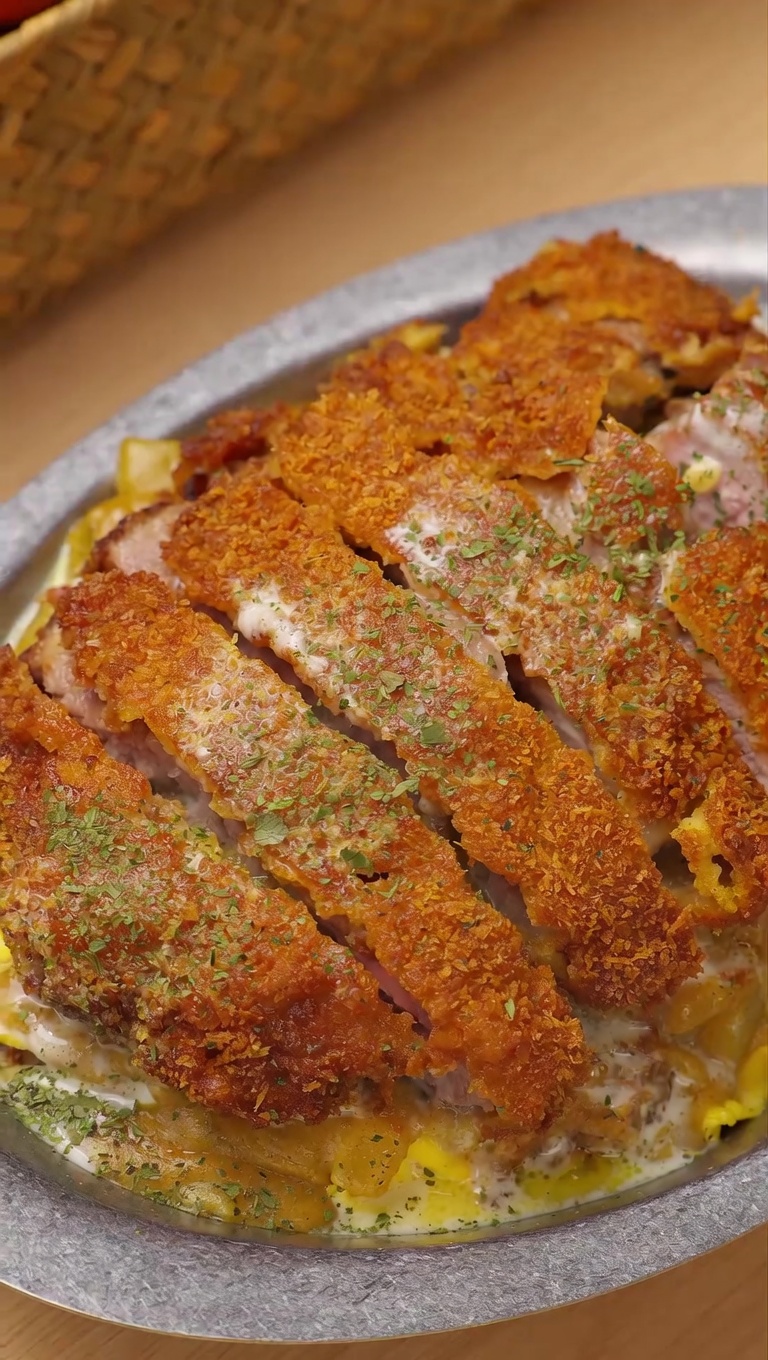 サクサク豚カツのココナッツカレーライス とろけるチーズソースがけ