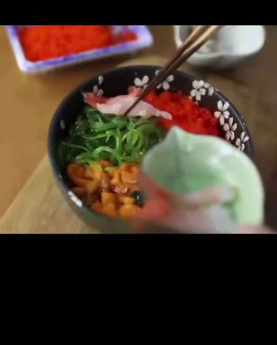 半透明の新鮮な甘エビを、丼の端にきれいに並べている。