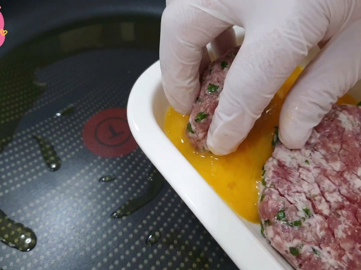 牛肉とエゴマの葉を卵液に浸している様子。