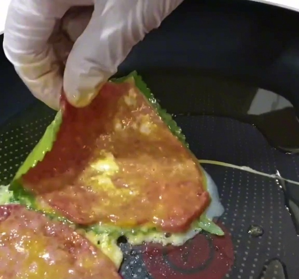 熱したフライパンで牛肉の包み焼きを焼いている様子。