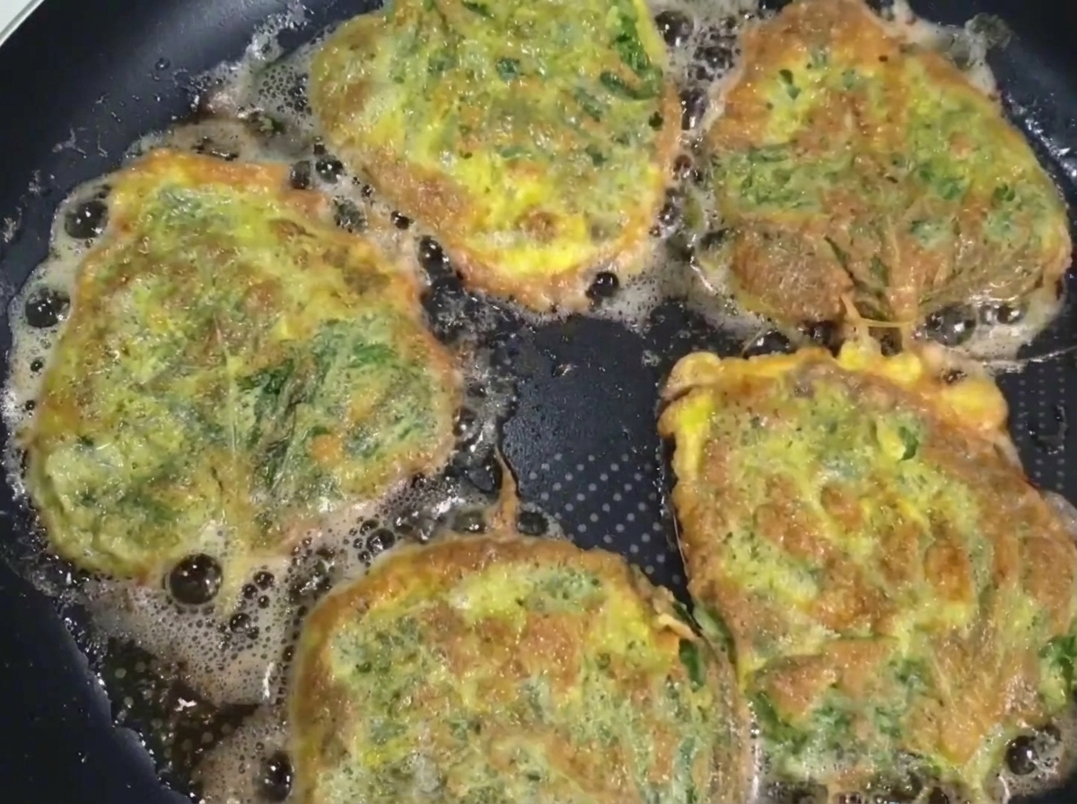 フライパンから完成した料理を取り出している様子。