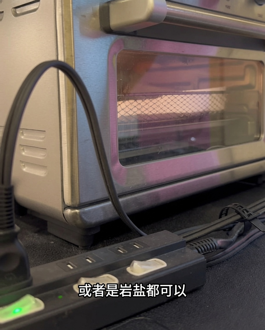 エアフライヤーの温度調節ダイヤルを合わせている様子。