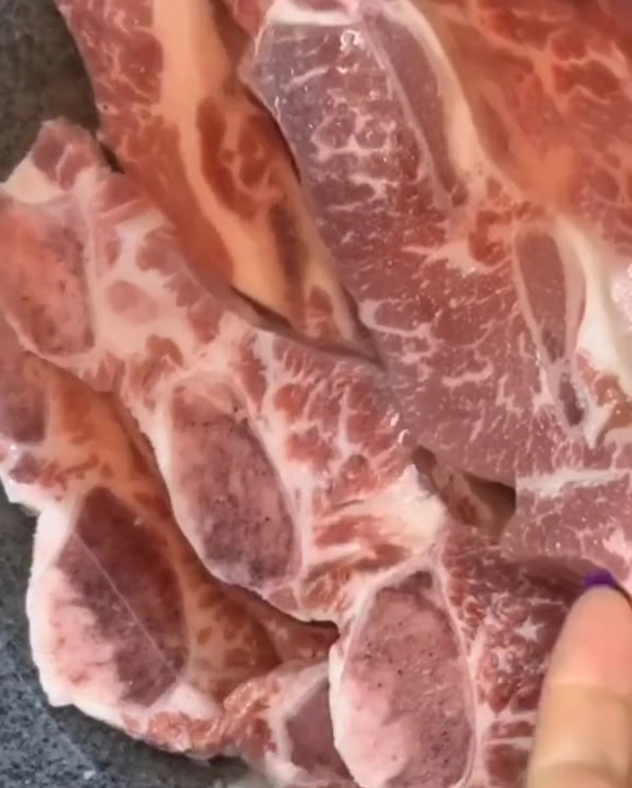 ボウルに入れられた生の牛ショートリブ。