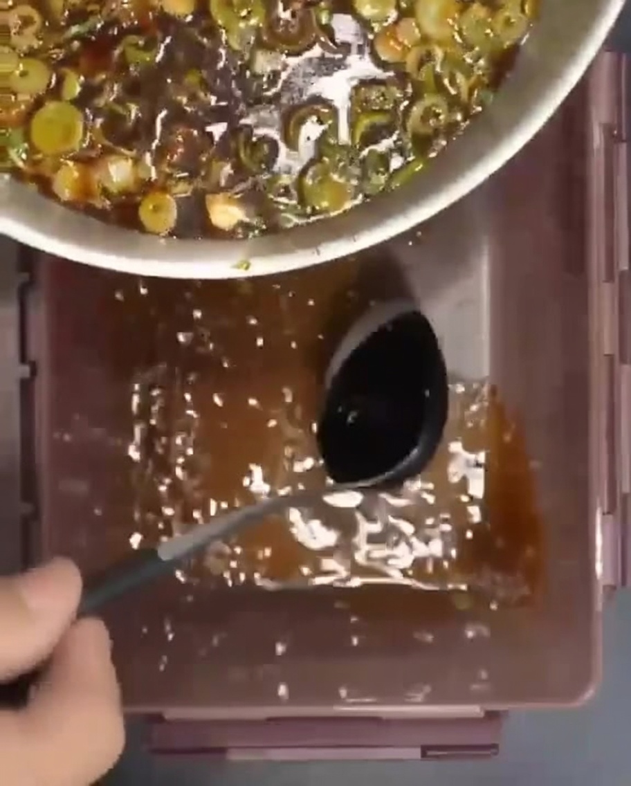 容器に並べられ、タレに浸かっている生の牛リブ。
