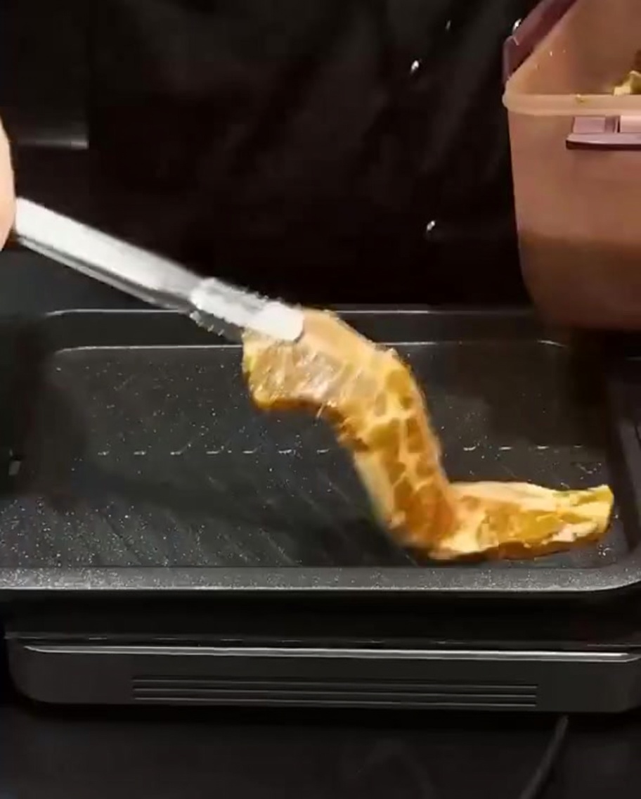 熱したグリルパンの上で焼かれているLAカルビ。