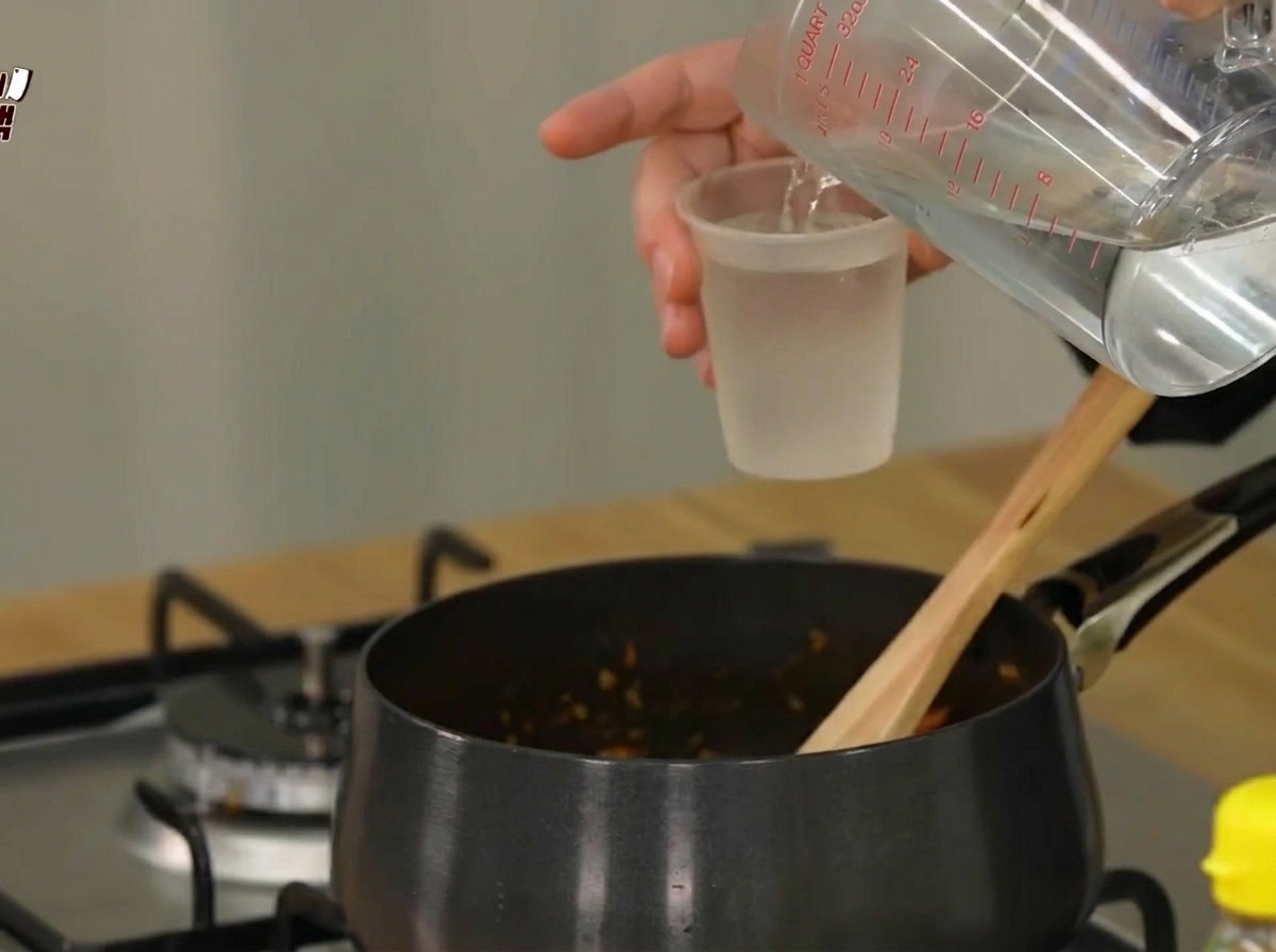 鍋に水を注いでいる様子。