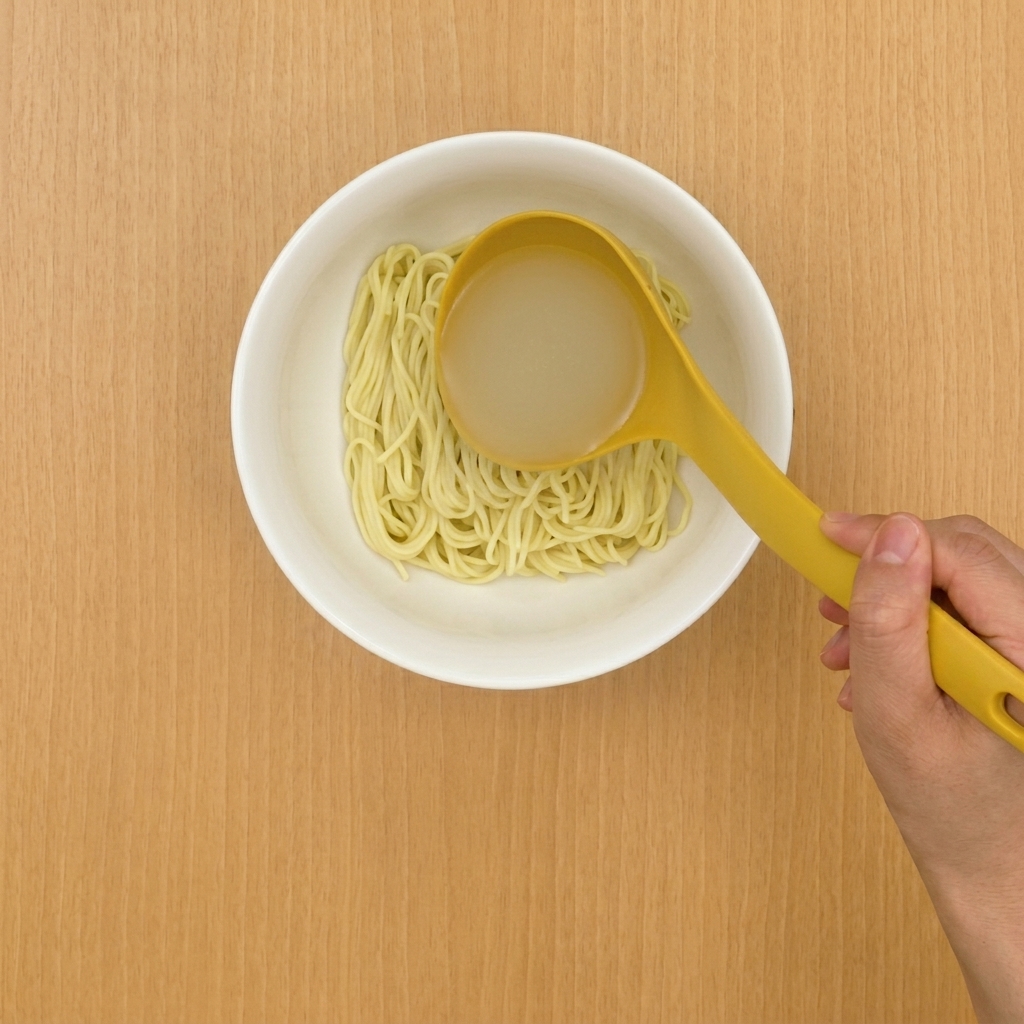 煮立っているスープに、厚切りランチョンミートを追加している様子。