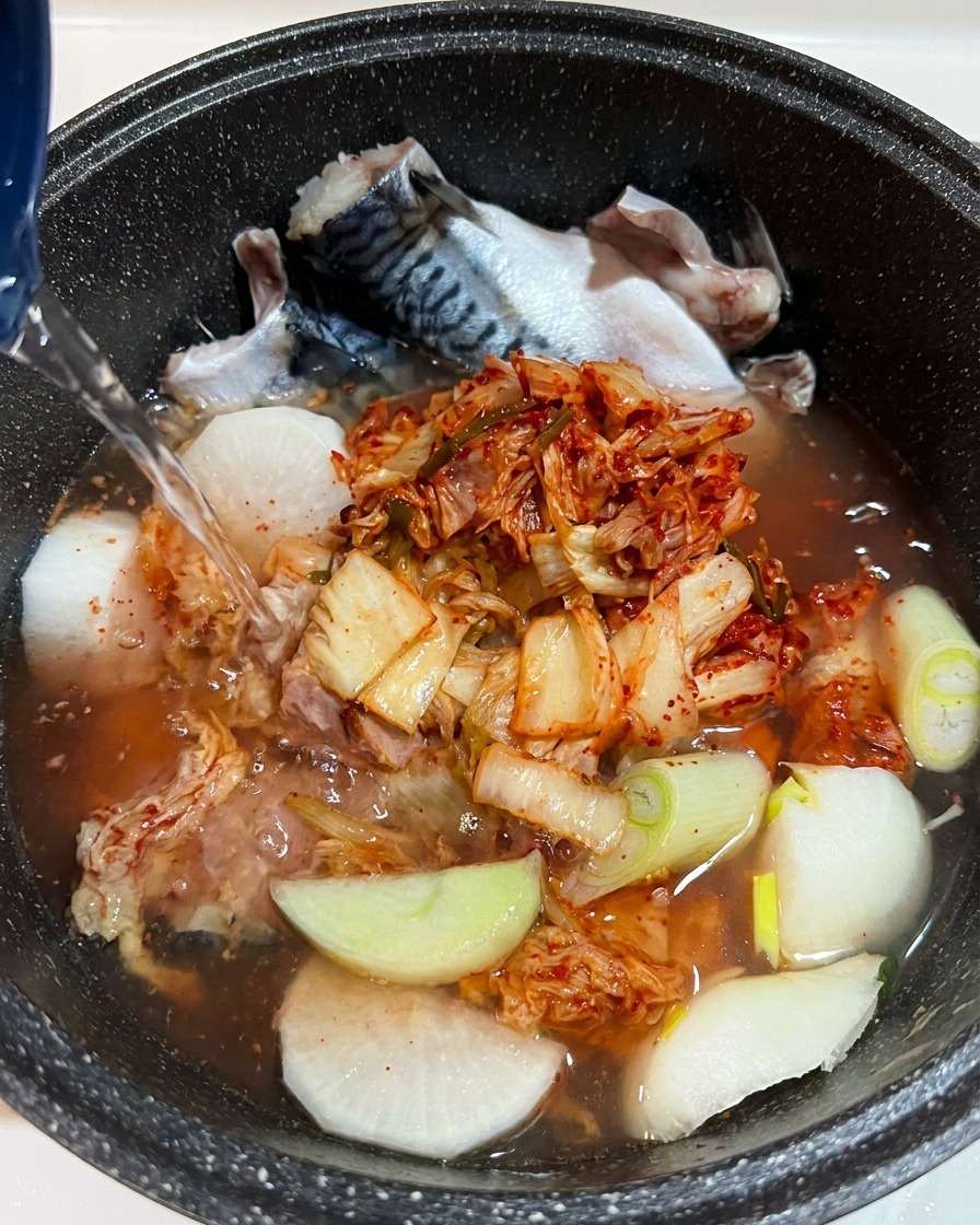 煮汁に調味料が加えられているクローズアップ画像。