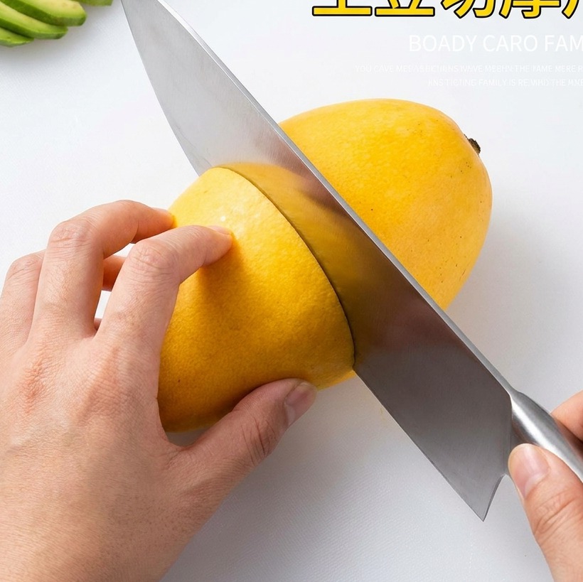 まな板の上で皮をむいたじゃがいもを均一な厚さに切っている様子。