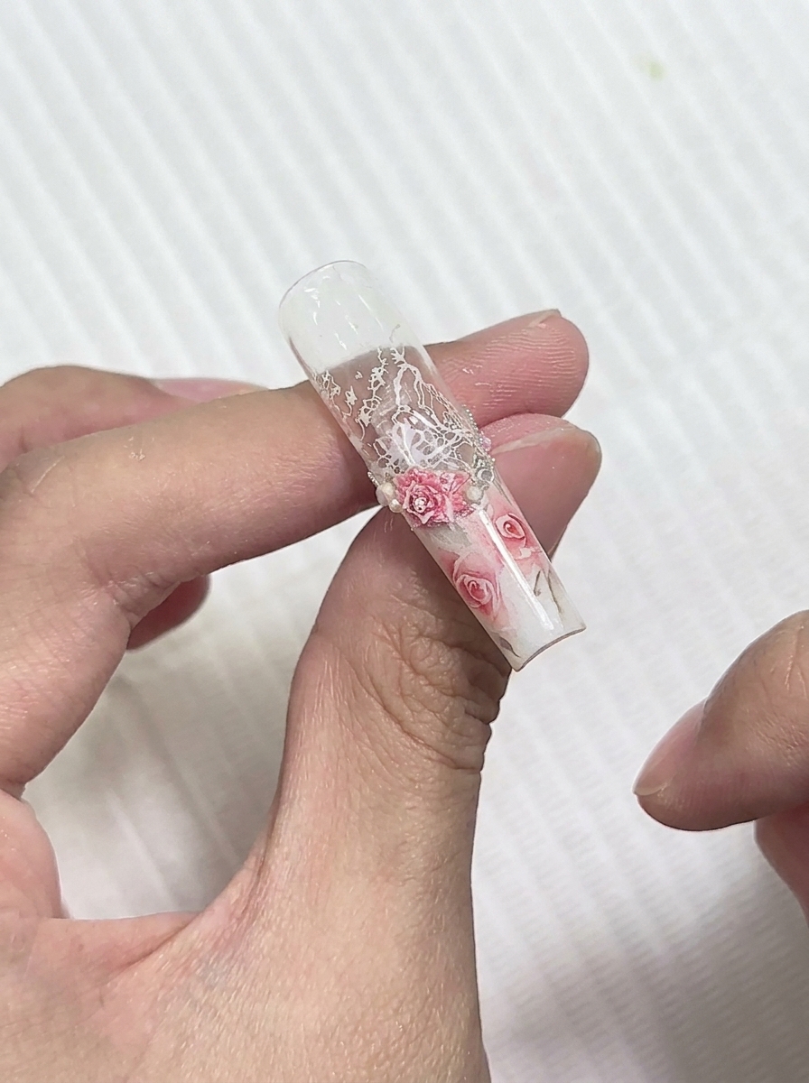 炒めた具材の中に、殻付きのあさりを加えている様子。