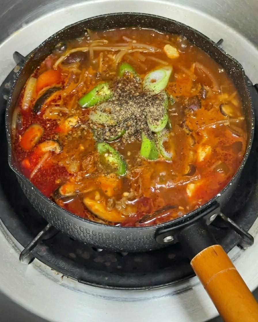 椎茸、赤玉ねぎ、えのき、もやしがきれいに並べられた様子。