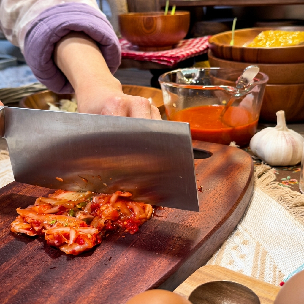 煮立っているスープに豆腐を丁寧に入れる様子。