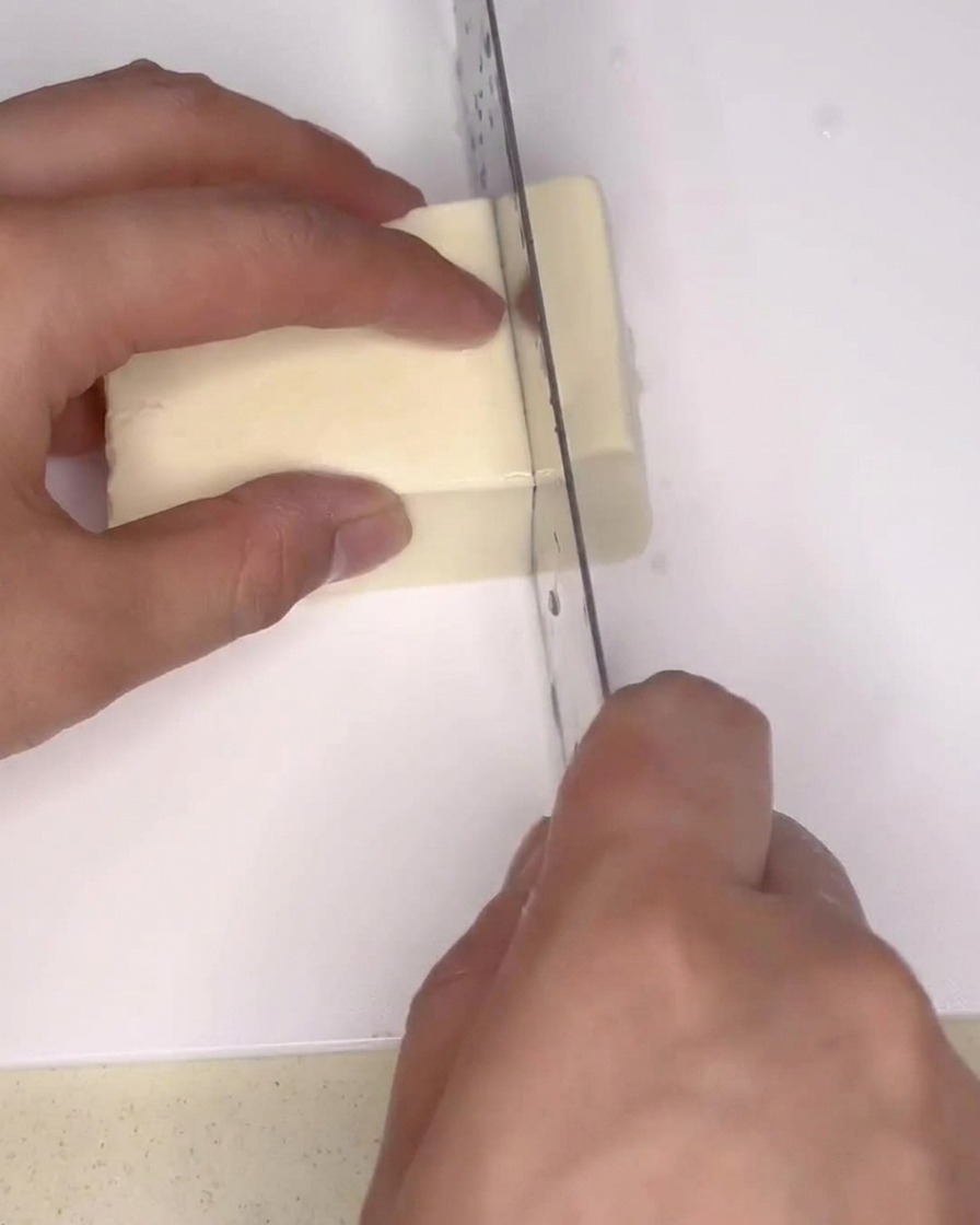 木綿豆腐を長方形に切り分けている様子。
