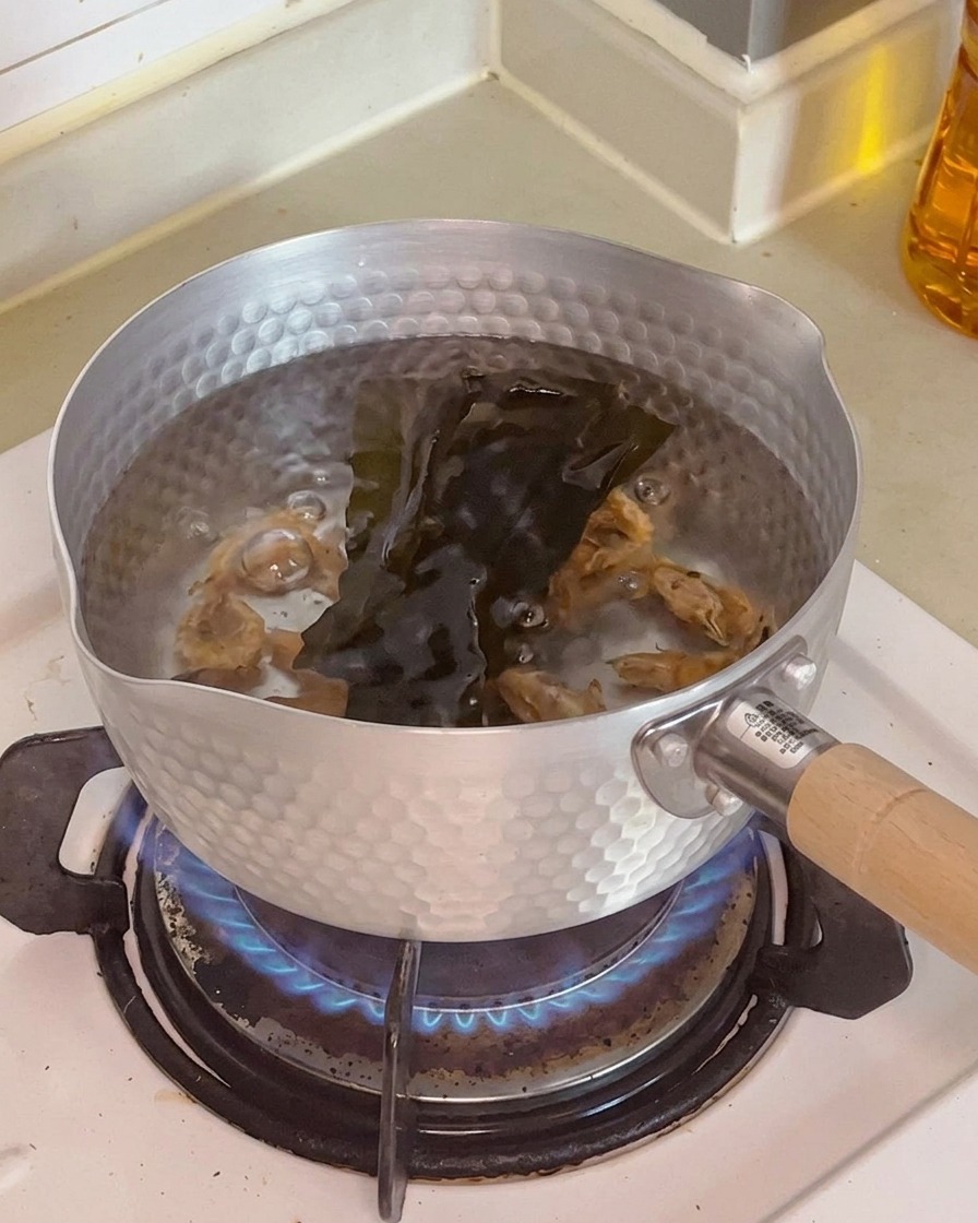 水の中に乾燥エビと昆布が入っている様子。