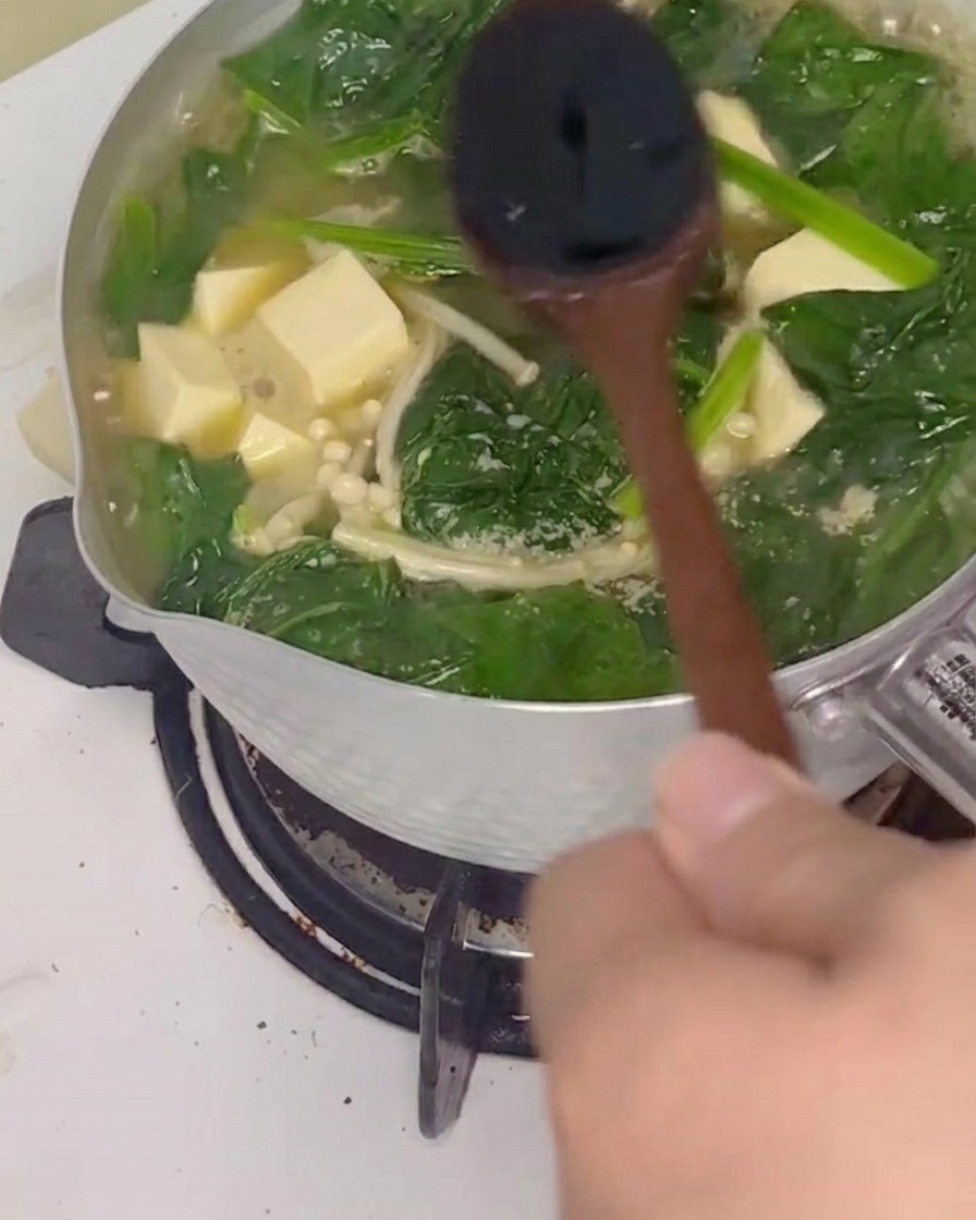 醤油を加えて混ぜている様子。