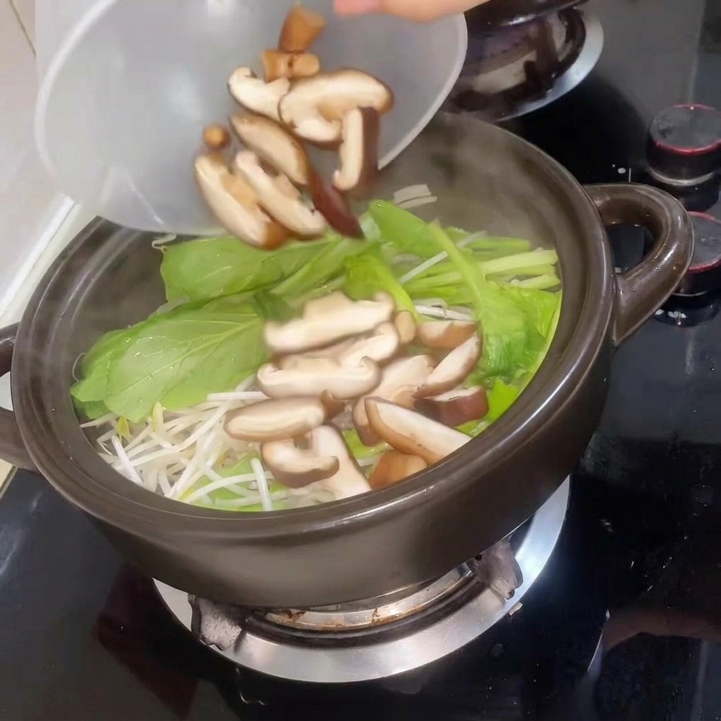 スライスしたしいたけを加え、お湯を注いでいる様子