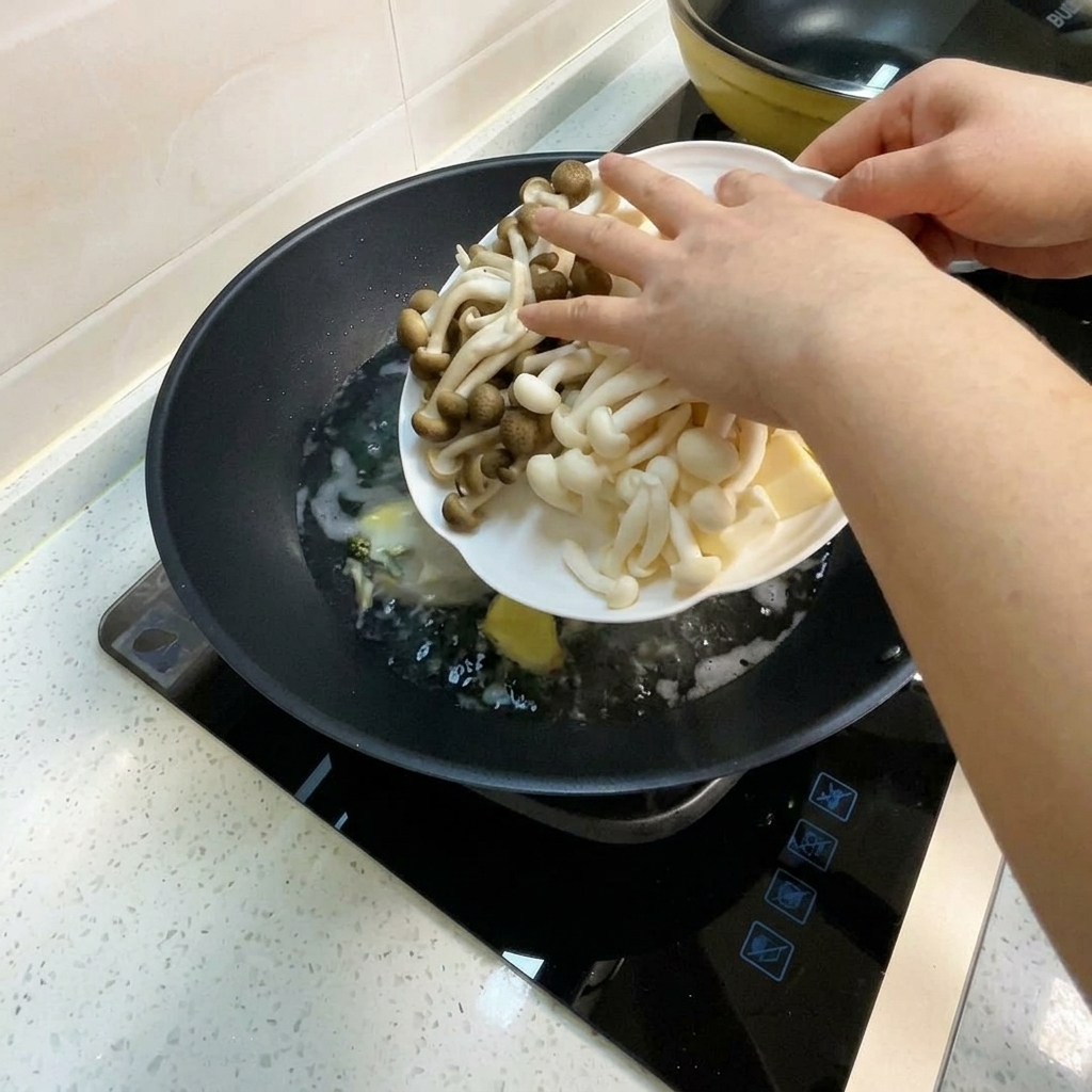 沸騰している卵スープの中に、しめじ類と豆腐の角切りを加えている様子。