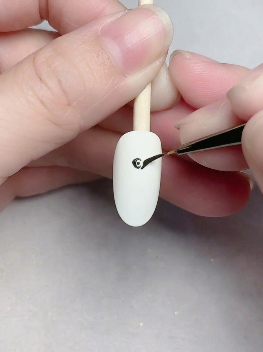 角切りの白い豆腐を煮立っているスープに加えている様子。