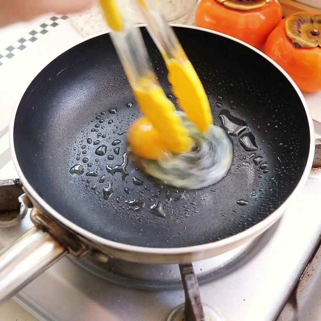 フライパンで焼いている卵。