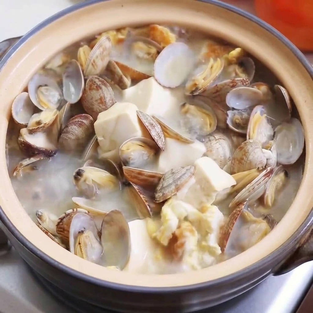 スープに調味料を加える様子。