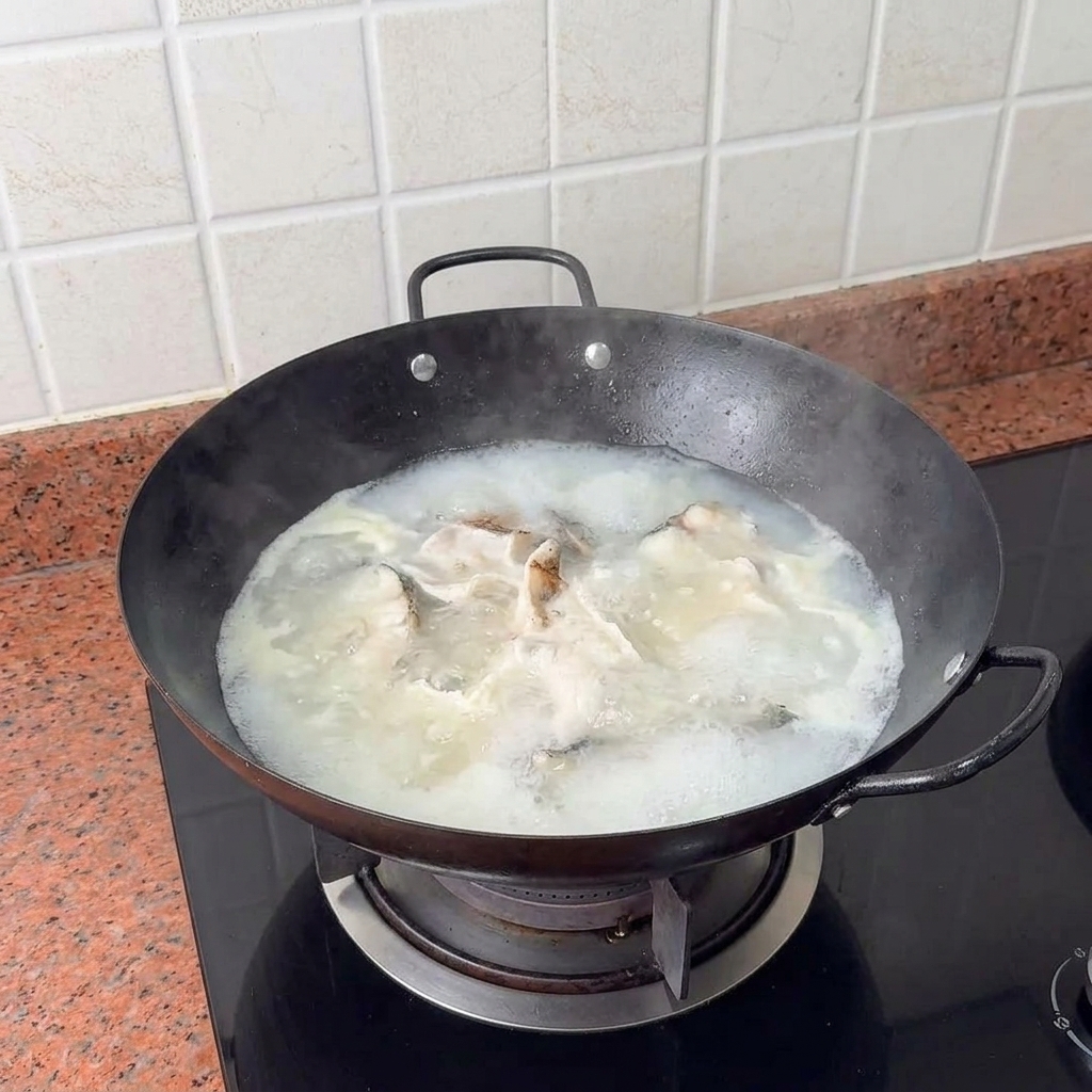 白濁したスープの中に豆腐が入る様子。