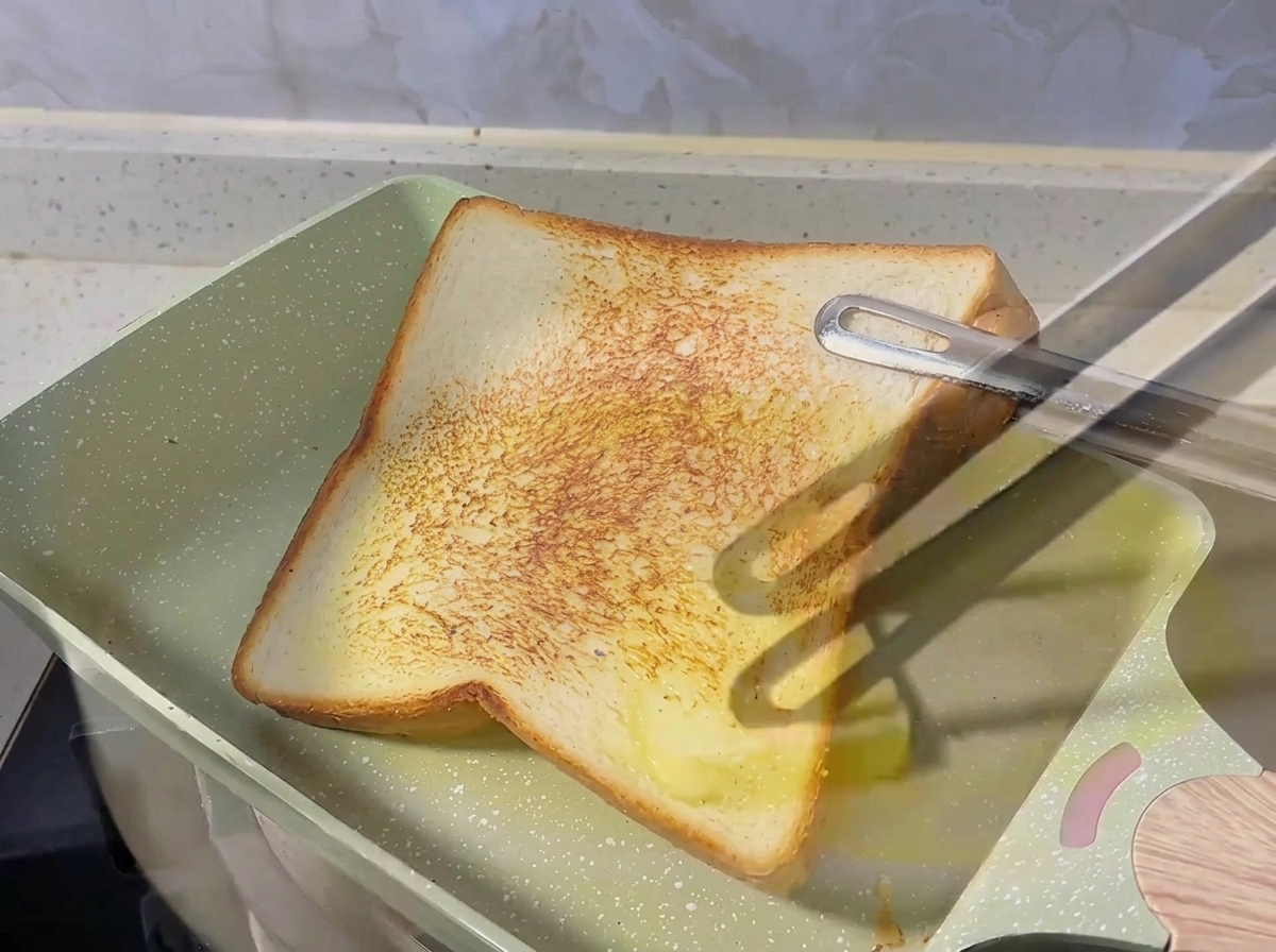 フライパンでバターと赤玉ねぎを炒めている様子