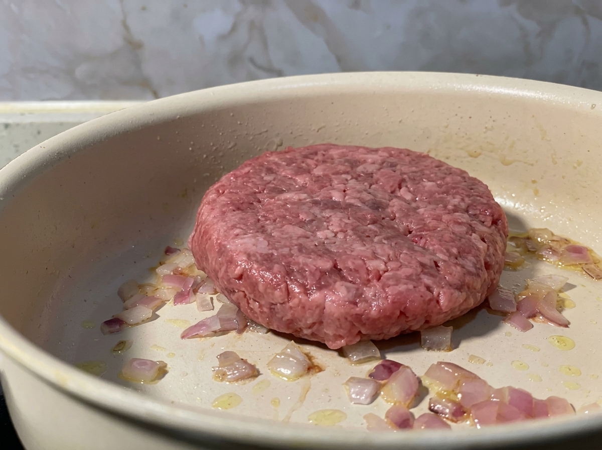 フライパンでひき肉を炒めている様子