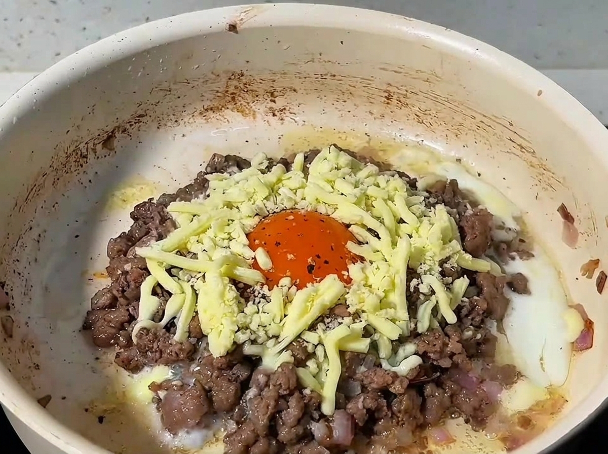 チーズをかけて蓋をし、蒸し焼きにしている様子